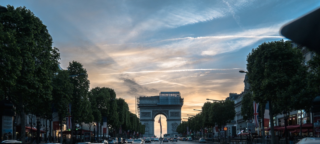 Les_Champs_Elysées_et_l'Arc_de_Triomphe,_6_juin_2014.jpg